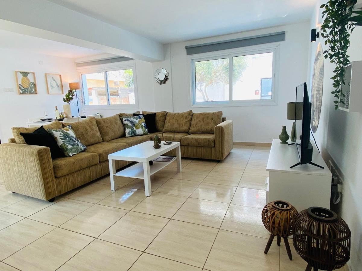 Serena'S 2-Br Apartment In Larnaca Exterior photo
